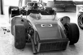 Der "Open Sports Ford" entstand bei Alan Mann Racing mithilfe von Holman & Moody. Wie der ebenfalls von Bailey entworfene Honker II sassen die Bremsscheiben des Ford hinter den Achsschenkeln, was bessere Kühlung ermöglichen sollte.