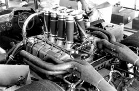 In den USA wurde der "Open Sports Ford" mit einem RX-412 genannten Hemi-V8 von Ford ausgerüstet. Die Zahl hatte nichts mit dem Hubraum zu tun, der mächtige 8,1 Liter (494 cui) betrug und aus seinen Tiefen 674 bhp bei 7000 Umdrehungen holte.