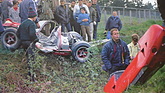 Das Wrack von Fahrgestellnummer 002 nach Irwings Abflug am "Flugplatz" des Nürburgrings