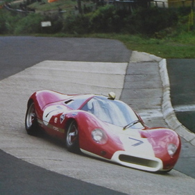 Richard Attwood bei der Einfahrt ins Karussell auf dem Nürburgring. Die Frontlippe touchiert fast die Fahrbahn.