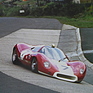 Richard Attwood bei der Einfahrt ins Karussell auf dem Nürburgring. Die Frontlippe touchiert fast die Fahrbahn.