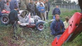 Ford P68 1968 - Trauriges Ende einer Dienstfahrt. Wegen Unterluft fataler Salto des Frontspoiler-losen Wagens von Irwin auf dem Nürburgring