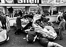 Ford P68 F3L (1968) - Das Renndebut in Brands Hatch 1968, BOAC 500 - Walter Hayes (direkt vor der Front), Designer Len Bailey hält die rechte Tür hoch, Rennfahrer Mike Spence im Renndress und Ford Teammanager Henry Taylor hinten mit flacher Mütze