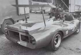 Der P69 im Fahrerlager von Brands Hatch 1969. Das grosse Reckteck im Heck ist der Kühlluftauslass