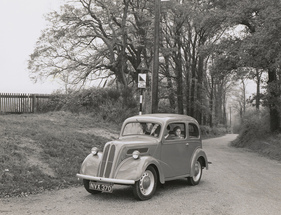 Ford Popular (1954) - Der Popular unterwegs mit Kind auf dem Rücksitz