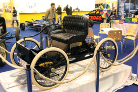 Ford Quadricycle (1996) - das erste von Henry Ford I entwickelte Fahrzeug, hier ein Nachbau aus der Lehrwerkstatt (Techno Classica 2013)