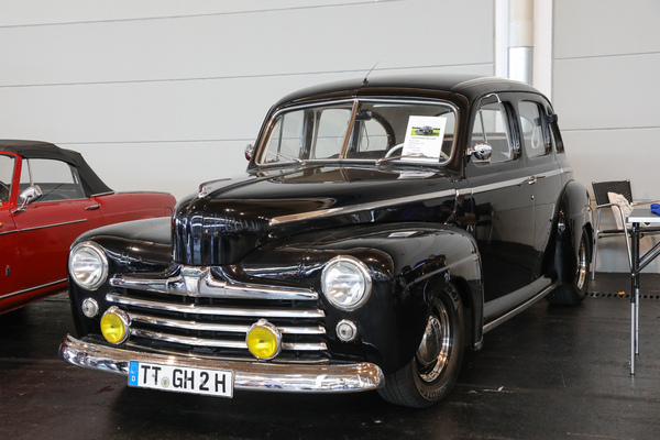 Ford Sedan de Luxe (1947) - mit 3,6-Liter-V8-Flathead-Motor und ca. 95 PS, für EUR 24'999 angeboten - Klassikwelt Bodensee 2024