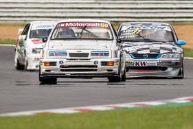 Bild zu Artikel Legends of Brands Hatch Superprix 2019 - wahrlich heisse Rennen