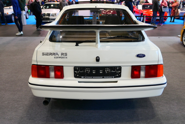 Ford Sierra RS Cosworth (1986) am Gemeinschaftstand der BCM, Classic Data und Nordstern Classic GmbH – Bremen Classic Motorshow 2025