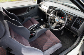 Ford Sierra RS Cosworth (1987) - Sportsitze und unspektakuläres Kunststoff-Cockpit Ford Sierra RS Cosworth (1987) - Sportsitze und unspektakuläres Kunststoff-Cockpit