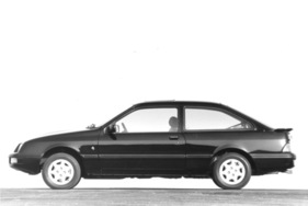 Ford Sierra XR 4x4 (1985) - mit Allradantrieb und in Wagenfarbe lackierten Stossfängern, die Scheibenunterteilung hinter der A-Säule ist verschwunden