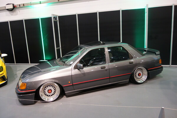 Ford Sierra aus dem Jahr 1992 mit Luftfahrwerk - Essen Motor Show 2022