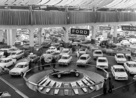 Ford-Stand auf dem Genfer Autosalon 1964 - in der Mitte ein Lotus Monoposto