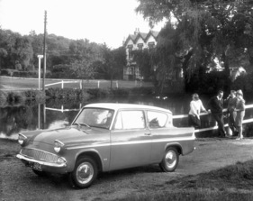 Ford Super Anglia (1963) - schöne englische Parkstimmung