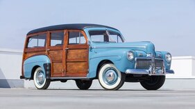 Ford Super De Luxe "Woodie" Station Wagon (1942) - Lot 305 an der Broad Arrow Monterey Jet Center Auction 2025