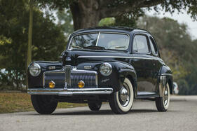 Ford Super Deluxe Tudor Sedan (1942) - als Lot 202 angeboten an der Bonhams Amelia Island Versteigerung am 3. März 2022