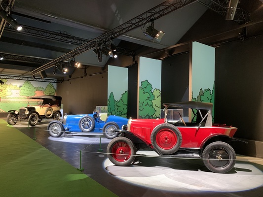 Ford T, Bugatti Type 35 und Citroën Trèfle – Tim und Struppi-Ausstellung – Musée National de l'Automobile Mulhouse