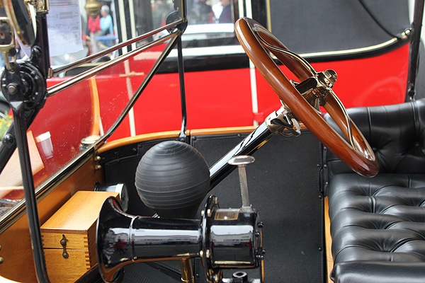 Ford T Touring (1913) - Oldtimer in Obwalden OiO 2011 - funktionelle Bedienungselemente im Innern des Ford T