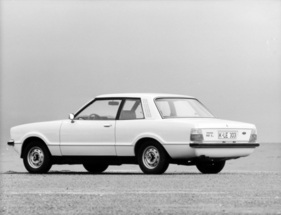 Ford Taunus 1.6 L (1976) – mit verchromten Kedern um Front- und Heckscheibe