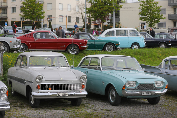 Ford Taunus 12 M (1960) - neben einer "Badewanne", einer späteren Taunus-Generation - Albisgütli Classic Cars & Bikes April 2023