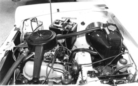 Ford Taunus 12 M (1966) - Raumersparnis dank V-Motor, gute Zugänglichkeit trotz tiefer Lage - Genfer Autosalon 1966