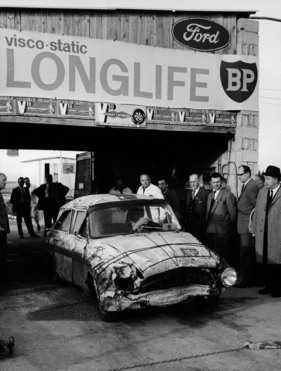 Einen Ford 12 M zugrunde zu richten erforderte ein gesundes Mass an Geduld und Zerstörungswillen. Dieses Modell fuhr 1963 während 142 Tagen die mittlere Distanz von der Erde zum Mond ab.