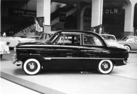Ford Taunus 12M (1953) - in vornehmer dunkler Farbgebung - am Automobilsalon in Genf 1953