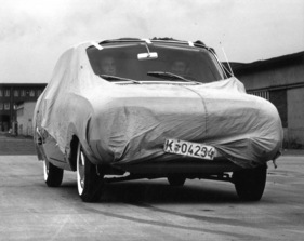 Ford Taunus 17M (1960) - Präsentation für die Presse, noch ist der Wagen verhüllt