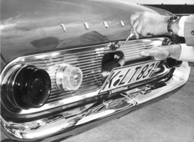 Ford Taunus 17M (1961) - Tankstutzen hinter dem Nummernschild