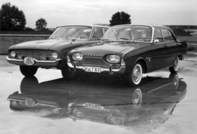 Ford Taunus 17M (1961) - zusammen mit dem Ford Falcon aus den USA