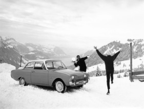 Ford Taunus 17M (1962) - verleiht in einer Schneeballschlacht Deckung