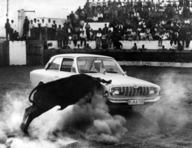 Ford Taunus 17M (1964) - in den Strassen von Pamplona mit einen Stier zusammengeraten