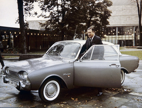 Ford Taunus 17M P3 (1960) - Konzernchef Henry Ford II lässt es sich 1960 nicht nehmen, bei einem Werksbesuch in Köln, den neuen Taunus Probe zu fahren