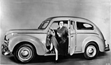 Ford Taunus (1950) - chic präsentiert mit Faltenrock