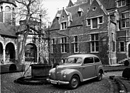 Ford Taunus (1950) - der Buckel-Taunus vor altehrwürdiger Kulisse