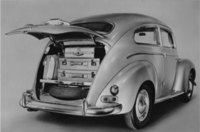 Ford Taunus (1950) - mit geöffneter Kofferraumklappe und Blick auf Gepäck und Reserverad