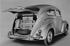 Ford Taunus (1950) - mit geöffneter Kofferraumklappe und Blick auf Gepäck und Reserverad