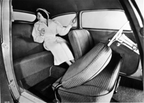 Ford Taunus (1951) - mit genügend Beinraum für die Dame im Fond