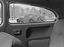 Ford Taunus (1951) - schön gefertigtes Interieur und Ausblick auf einen VW Käfer