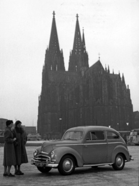Ford Taunus (1951) - vor dem Kölner Dom