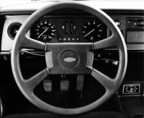 Ford Taunus 2.3 Ghia (1976) – erstmals seit Vorkriegszeiten wieder mit Ford-Oval am Lenkrad