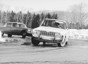 Ford Taunus 20M TS (1965) – bei Wintertests vor einem Citroën DS 19 Pallas