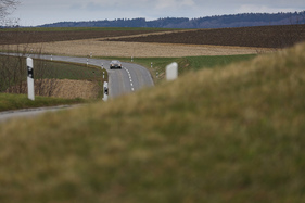 Anfangs hing das Fahrerlebnis stark vom Untergrund ab. War die Strasse einigermassen glatt wie hier, war es aber durchaus angenehm, insbesondere mit dem leisen V6