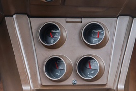 Anzeigen für Benzinvorrat, Bordspannung, Wassertemperatur und Öldruck auf der Mittelkonsole