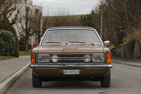 Betont die Horizontale: Der Grill ist dreimal so breit wie der eigentliche Kühler