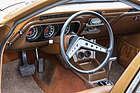Das fliehende Armaturenbrett und die tiefligenden Instrumente kamen nicht gut an und wurden 1974 durch konventionellere Versionen ersetzt