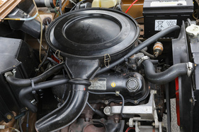 Der Rüssel des Luftfilters lässt sich verstellen, um entweder warme oder kühlere Luft anzusaugen