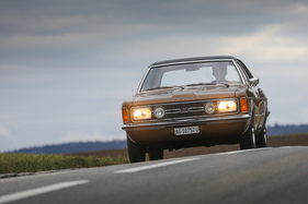 Die Spur von 1,42 m ist 10 cm breiter als zuvor. Die Strassenlage auf glatter Fahrbahn war denn auch das einzige am Fahrwerk, was von der Presse einigermassen gelobt wurde