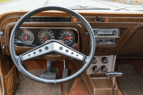 Diese Perspektive lässt die mässige Ablesbarkeit der Zusatzinstrumente erahnen. Das Lederlenkrad war auch in braunen Interieurs stets schwarz