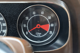 Drehzahlmesser mit Kontrollen für Ladestrom (links) und Blinker (rechts)